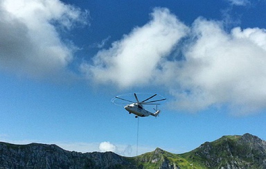 Вертолет МИ-26 компании «ПАНХ» работает на завершении строительства Олимпийских объектов в Красной Поляне
